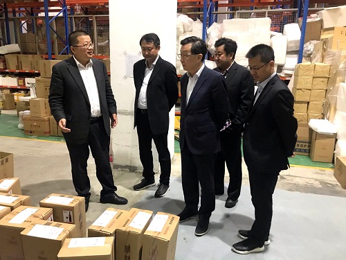 集團(tuán)董事長王達(dá)等一行參觀歌德盈香旗下也買酒平臺(tái)倉庫.jpg