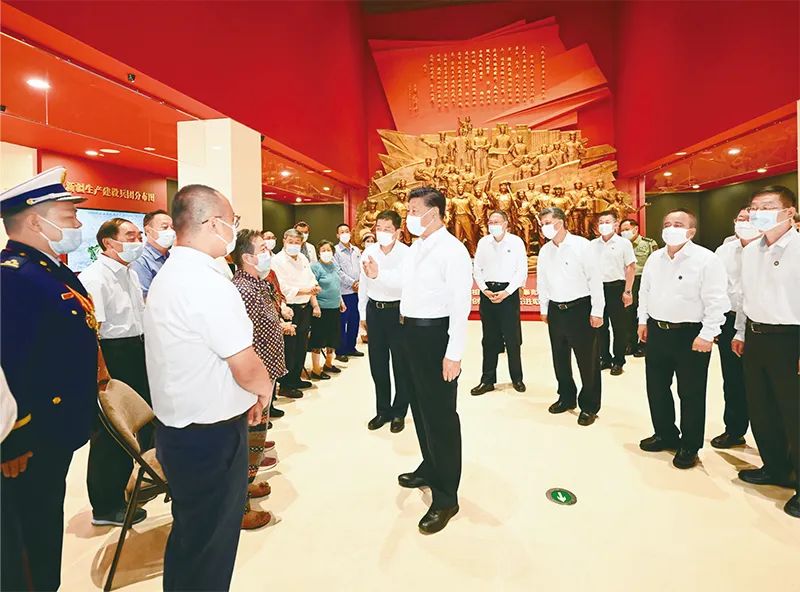 [封面圖片][高層聲音]《求是》雜志發(fā)表習(xí)近平總書記重要文章《堅持和發(fā)展中國特色社會主義要一以貫之》.jpg