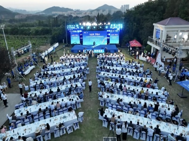 8月14日，2023第七屆青島華東國(guó)際干白節(jié)暨首屆暢飲白花節(jié)活動(dòng)在華東百利酒莊舉行。此次活動(dòng)由中國(guó)酒業(yè)協(xié)會(huì)葡萄酒分會(huì)、中國(guó)國(guó)際商會(huì)青島商會(huì)等單位主辦，華東公司及嶗礦公司承辦，除了蓬萊、寧夏產(chǎn)區(qū)國(guó)產(chǎn)干白品牌外，還吸引德國(guó)、智利等10多個(gè)國(guó)際品牌參會(huì)(1).jpg