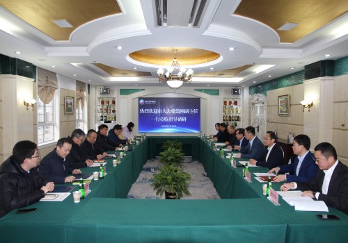 2月21日，市人大副主任張建剛一行到華東公司走訪調(diào)研，集團董事長王達、總經(jīng)理劉富華等陪同調(diào)研。飲料集團作為全市食品飲料產(chǎn)業(yè)鏈鏈主企業(yè)，要積極匹配城市發(fā)展戰(zhàn)略，帶動產(chǎn)業(yè)鏈融合發(fā)展，進一步提升品牌創(chuàng)新力和影響力，使“老字號”在創(chuàng)新中煥發(fā)“新活力”。圖為座談會現(xiàn)場(1).jpg